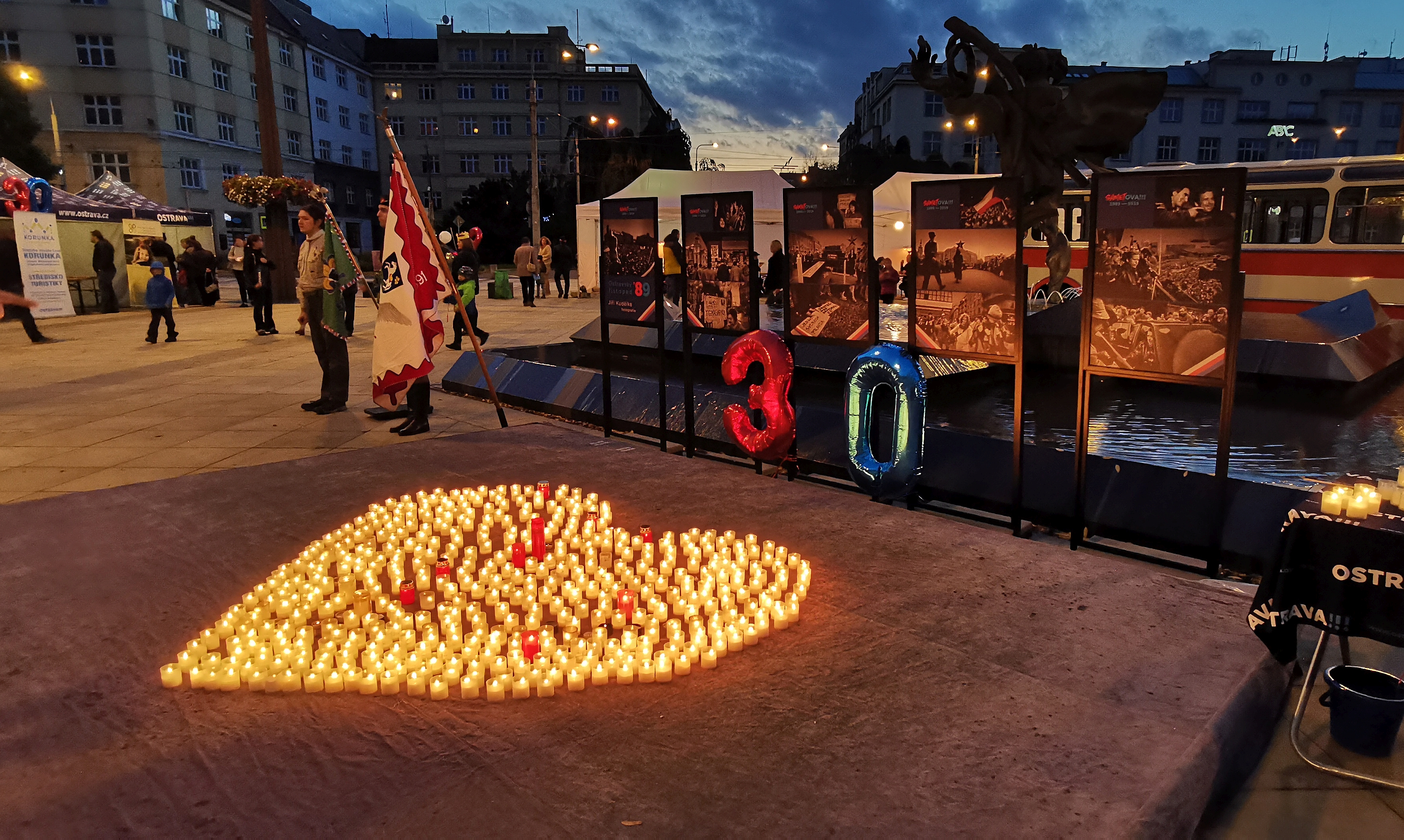 Hořící srdce svobody na Prokešově náměstí. Foto: Petr Havránek Hořící srdce svobody na Prokešově náměstí. Foto: Petr Havránek